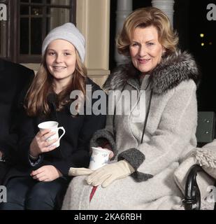 Oslo, Norwegen 20161220. Norwegens königliche Familie traf sich`s Weihnachtsfotoabend im Garten des Königlichen Palastes in Oslo, 20. Dezember 2016. Prinzessin Ingrid Alexandra und Königin Sonja trinken Glühwein aus Tassen Prinzessin Aride hat vor dem Pavillon im Royal Palace Park Ingwer-Schnappschüsse gemalt und gegessen. Foto: Lise Aaserud / NTB scanpix Stockfoto